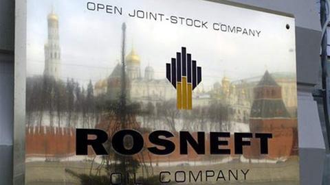 Der Kreml spiegelt sich im Firmenschild des staatlichen russischen Ölkonzerns Rosneft