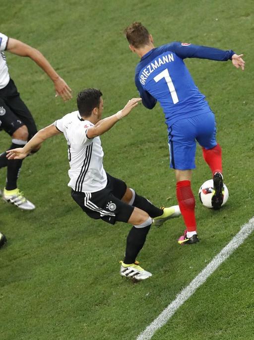 Szene im Halbfinale der Fußball-Europameisterschaft zwischen Deutschland und Frankreich.
