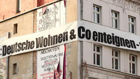 28.04.2019, Berlin: Ein riesiges Transparent mit der Aufschrift "Deutsche Wohnen & Co. enteignen" hängt in Kreuzberg an einem Haus. Foto: Wolfram Steinberg/dpa