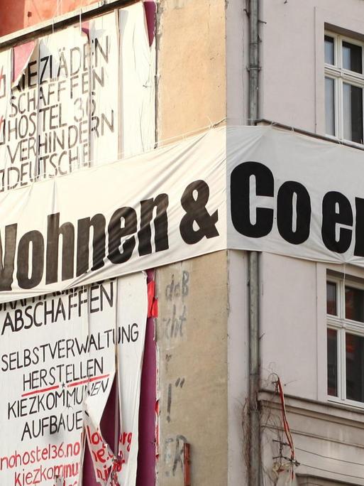 28.04.2019, Berlin: Ein riesiges Transparent mit der Aufschrift "Deutsche Wohnen & Co. enteignen" hängt in Kreuzberg an einem Haus. Foto: Wolfram Steinberg/dpa