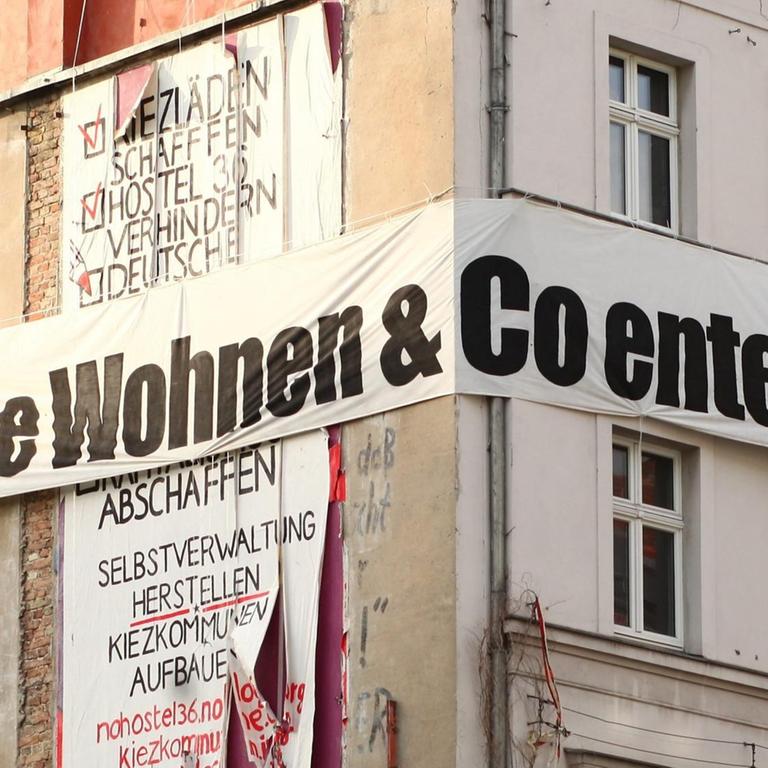 28.04.2019, Berlin: Ein riesiges Transparent mit der Aufschrift "Deutsche Wohnen & Co. enteignen" hängt in Kreuzberg an einem Haus. Foto: Wolfram Steinberg/dpa 28.04.2019, Berlin: Ein riesiges Transparent mit der Aufschrift "Deutsche Wohnen & Co. enteignen" hängt in Kreuzberg an einem Haus. Foto: Wolfram Steinberg/dpa