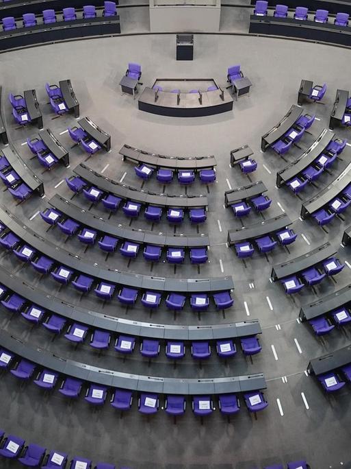 Blick in den leeren Plenarsaal des Deutschen Bundestags.