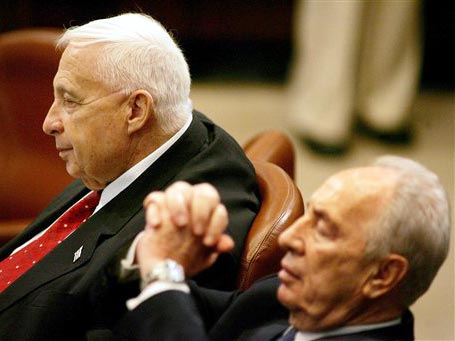 Israels Ministerpräsident Ariel Scharon und Vize-Präsident Schimon Peres in der Knesset