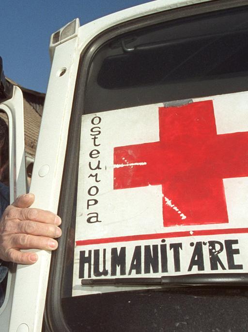 Der Fahrer Nikolai Rukodajnyj aus Moldawien hat die Windschutzscheibe seines Lkw mit einem Rot-Kreuz-Schild versehen, um auf die humanitäre Fracht seines Lastzuges aufmerksam zu machen.