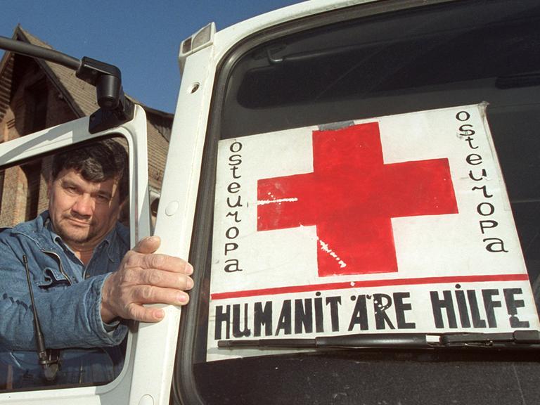 Der Fahrer Nikolai Rukodajnyj aus Moldawien hat die Windschutzscheibe seines Lkw mit einem Rot-Kreuz-Schild versehen, um auf die humanitäre Fracht seines Lastzuges aufmerksam zu machen.