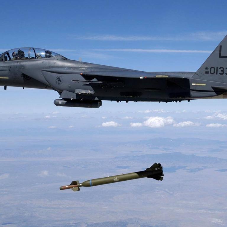 Ein Kampfjet "F-15 Strike Eagle" schießt eine GBU-28 "Bunker-Buster" Rakete ab 