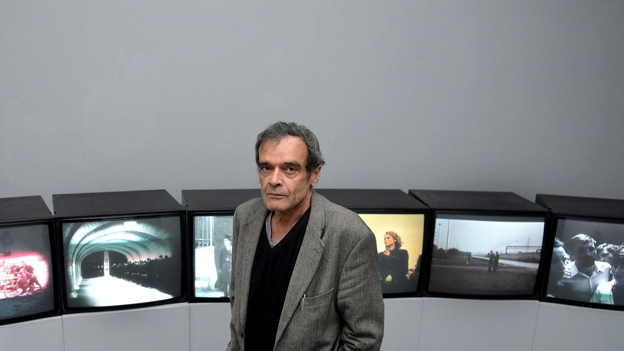 Der deutsche Filmkünstler Harun Farocki in seiner Ausstellung "Spiel und Spielregeln" im Edith-Ruß-Haus für Medienkunst in Oldenburg, April 2013