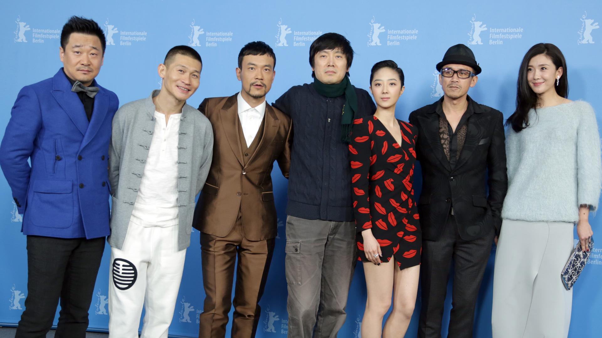 Die Schauspieler Wang Jingchuan (l-r), Yu Ailei, Liao Fan, der Regisseur Diao Yinan und die Schauspieler Gwei Lun Mei, Wang Xuebing und Ni Jingchuan posieren beim Fototermin zum Film «Bai Ri Yan Huo (Black Coal, Thin Ice)» während der 64. Internationalen Filmfestspiele am 12.02.2014 in Berlin.