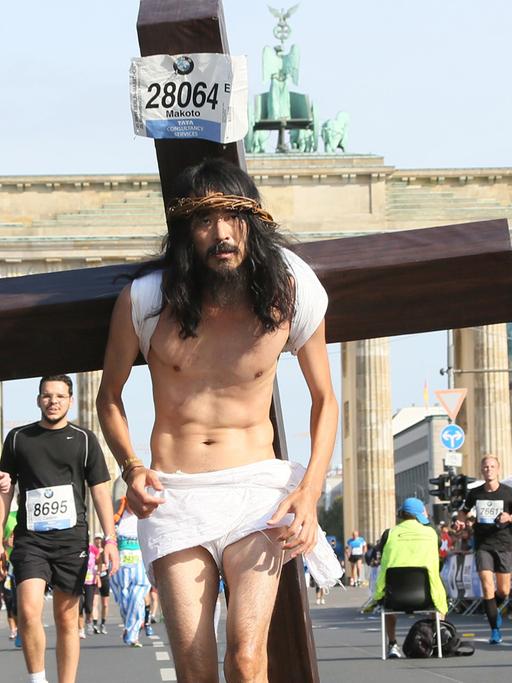 Lustig, gotteslästerlich oder einfach nur daneben? Ein Teilnehmer des Berlin-Marathons 2014 verkleidete sich als Jesus Christus.