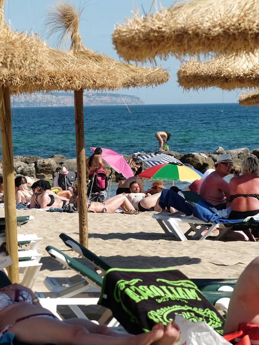 Zahlreiche Strandbesucher und Urlauber sind am 13.06.2017 in Palma de Mallorca (Spanien) am Strand Strand von Es Portixol zu sehen. Die spanische Insel erwartet in diesem Jahr einen gewaltigen Touristenansturm.