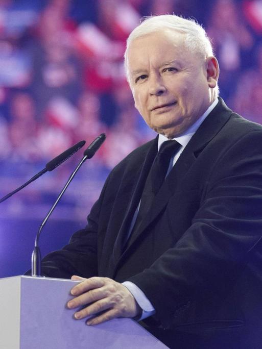 PiS-Parteichef Jaroslaw Kaczynski auf einer Wahlveranstaltung im September 2019. Ein Mann steht an einem Rednerpult.