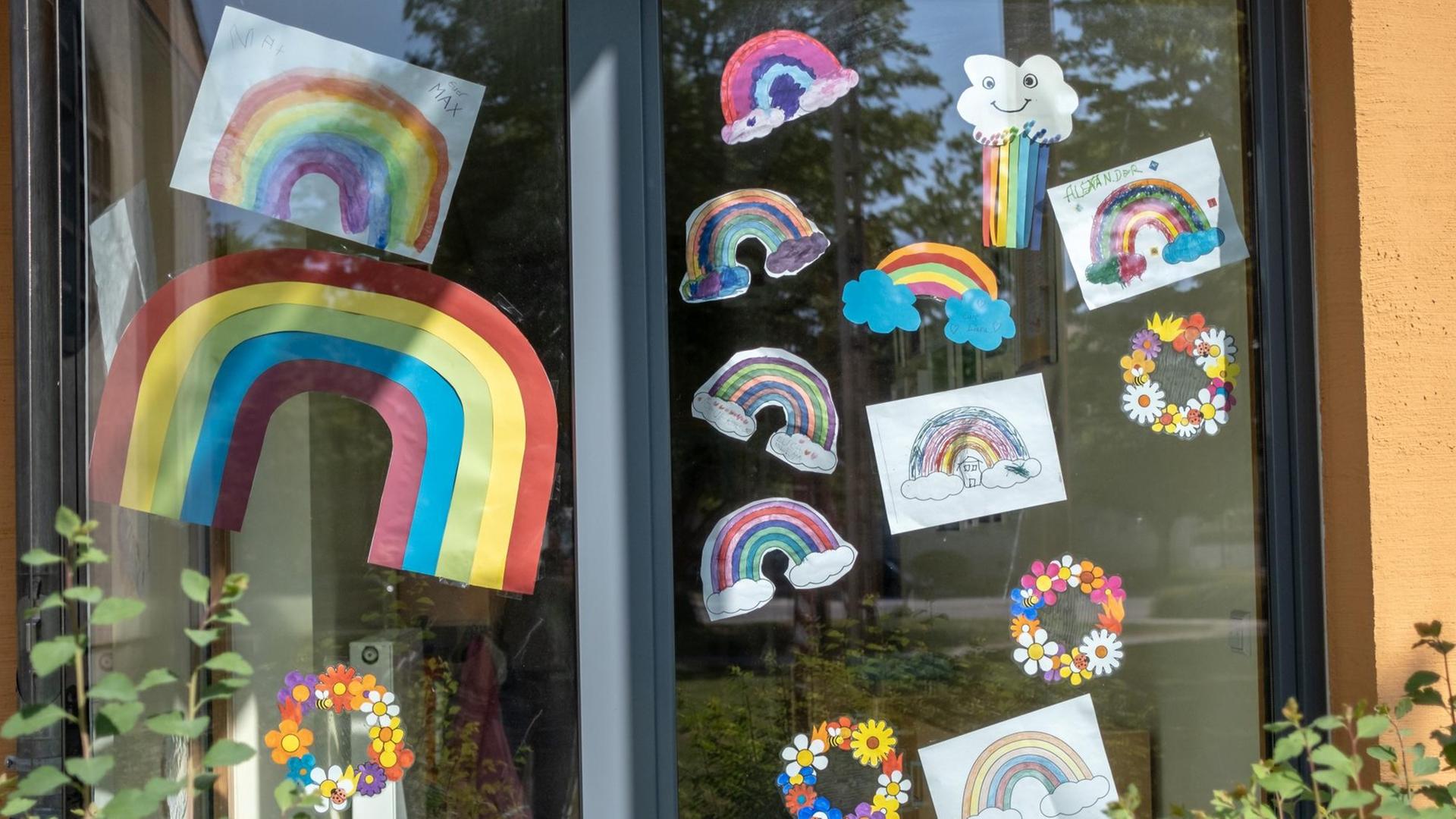 Fenster mit bunten Bilder eines Kindergartens in Rastatt.