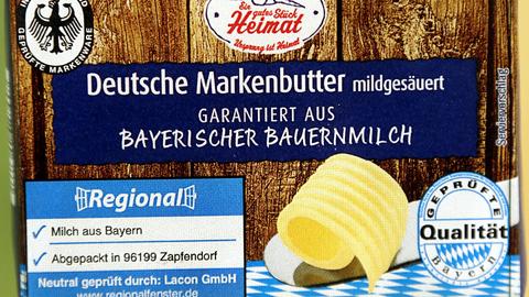 Das neue weiß-blaue Logo "Regionalfenster" ist unten links auf einer Butterpackung aus Bayern abgebildet.