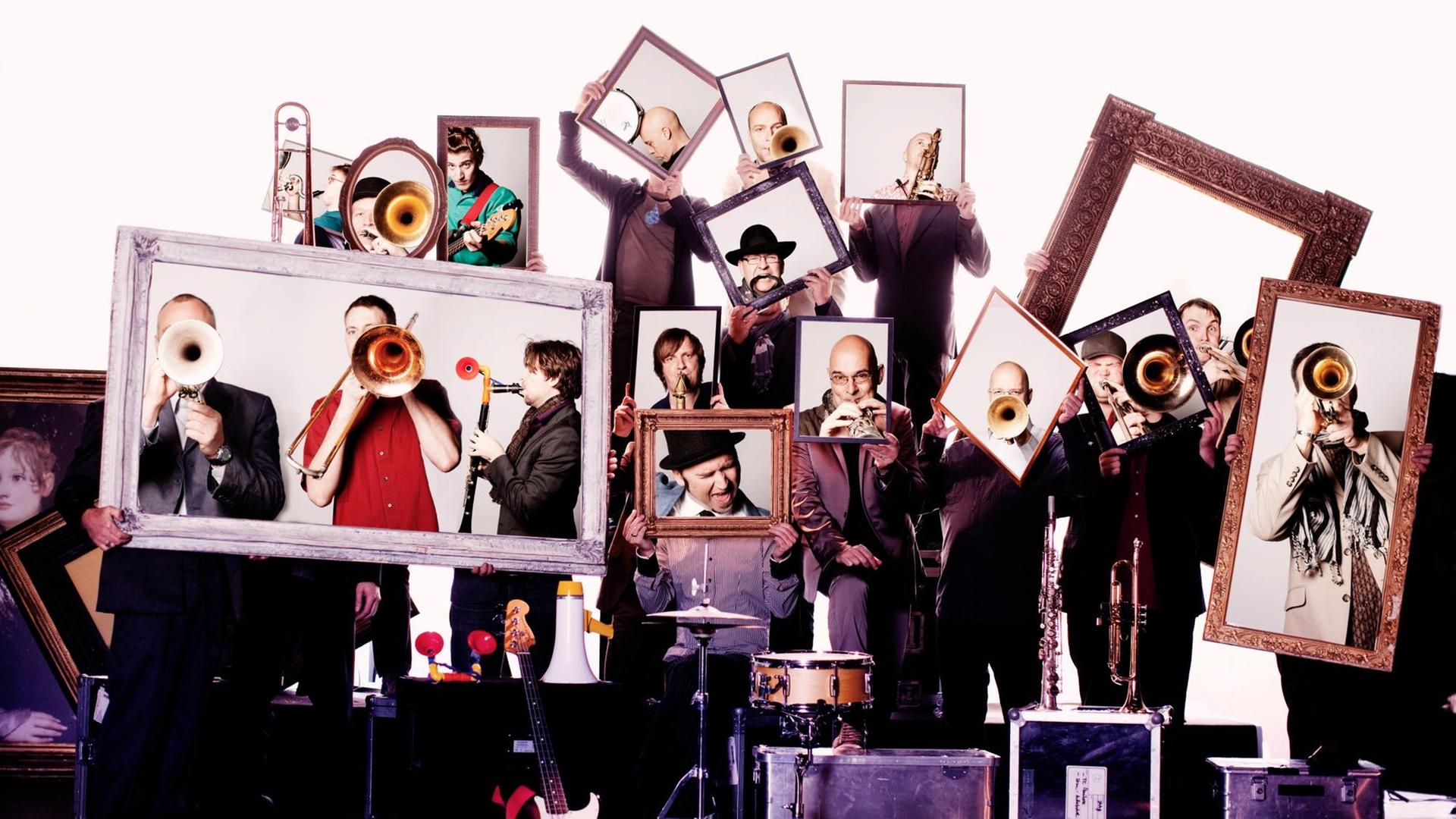 Die Musiker der "Jazz Big Band Graz" halten Bilderrahmen mit ihren eigenen Fotos vor dem Gesicht.
