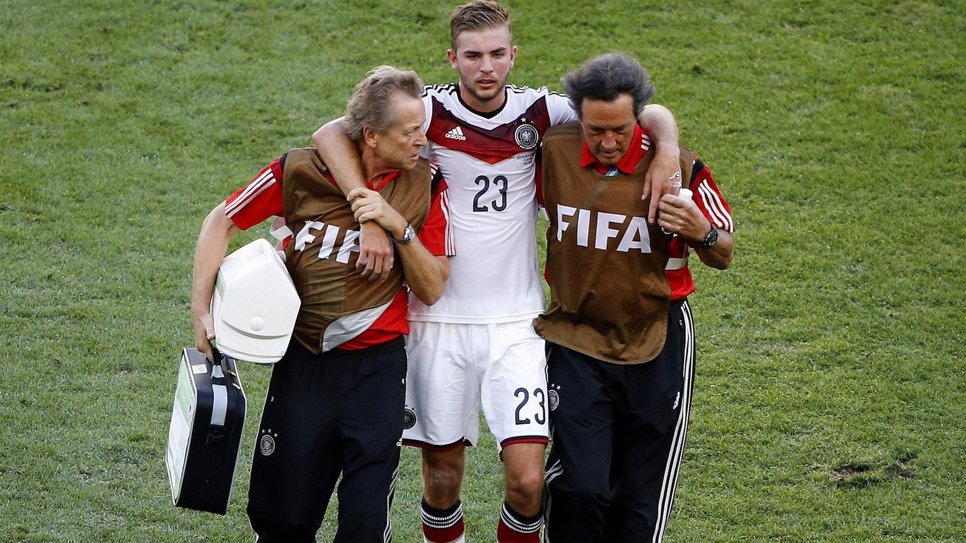 Der deutsche Fußball-Nationalspieler wird während des WM-Finales 2014 gegen Argentinien vom Platz geführt, nachdem er mit einem Gegenspieler zusammengestoßen war.