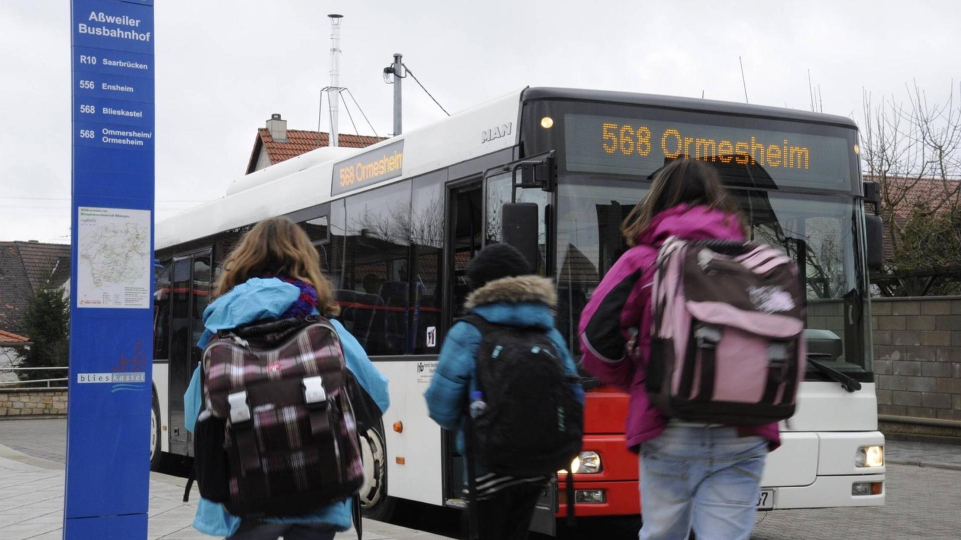 Schüler gehen zum Bus der Linie 568 zwischen Blieskastel und Ormesheim