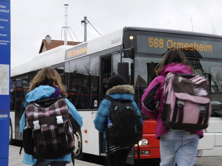 Schüler gehen zum Bus der Linie 568 zwischen Blieskastel und Ormesheim