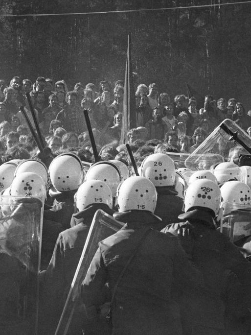 Zu gewalttätigen Auseinandersetzungen kam es am 10.10.1987 am Bauzaun der Wiederaufbereitungsanlage Wackersdorf (WAW), als Demonstranten Polizisten mit Steinen bewarfen.