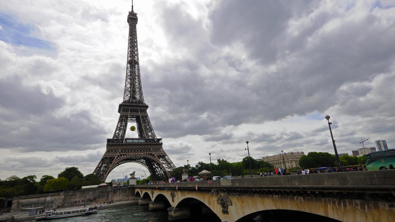 Wahrzeichen der französischen Hauptstadt Paris: der Eiffelturm, gesehen von der Avenue New York