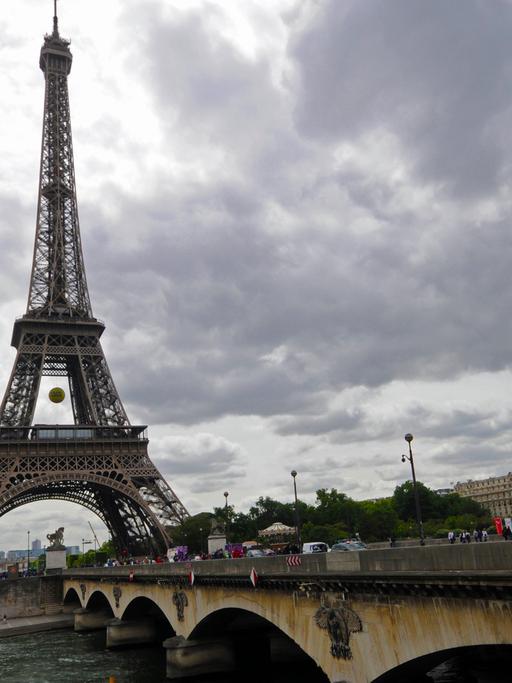 Wahrzeichen der französischen Hauptstadt Paris: der Eiffelturm, gesehen von der Avenue New York