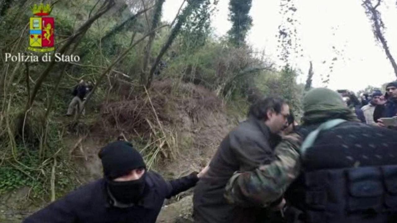 Auf einem Video der italienischen Polizei wird die Festnahme von zwei Mafia-Bossen gezeigt.