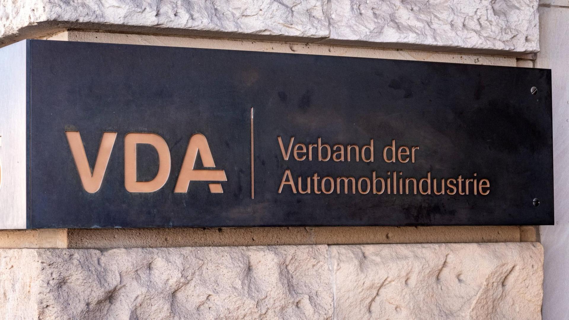 Das Bild zeigt ein Schild mit der Aufschrift Verband der Automobilindustrie Das Bild zeigt ein Schild mit der Aufschrift Verband der Automobilindustrie