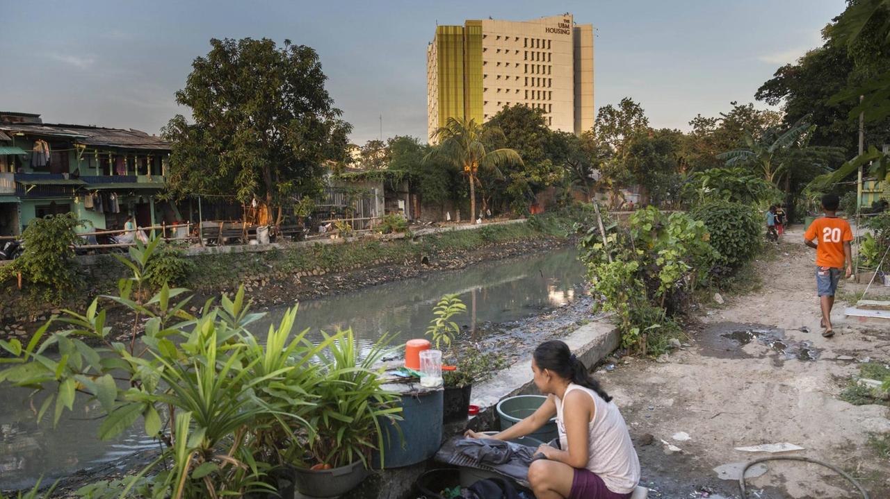 Der Kampung Tongkol ist eines von vielen kleinen Dörfchen am Ciliwung Fluß in Jakarta. Die Regierung möchte die Menschen in Hochhäuser umsiedeln.