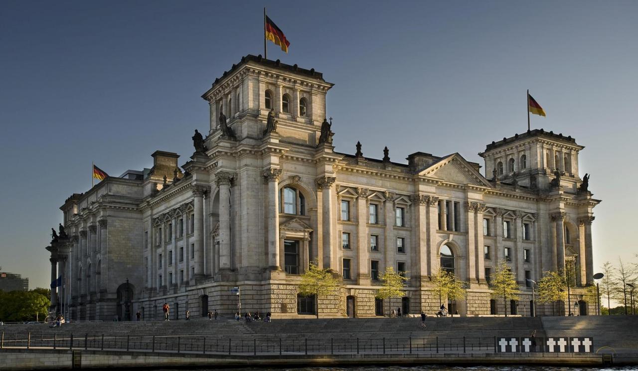 Der Berliner Reichstag in einer Panorama-Ansicht.