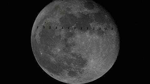 Gelungener Schnappschuss: Die Raumstation zieht vor dem Mond entlang