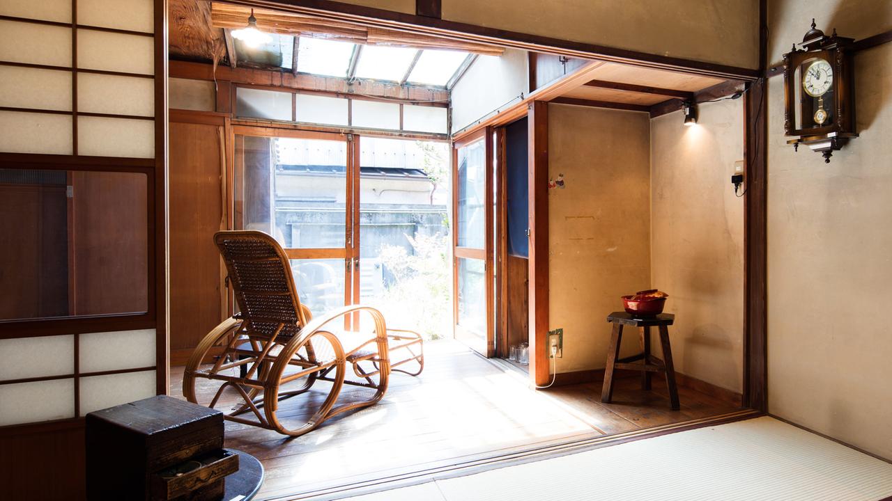 Reborn Homes Through My Voice - Tokyo 2017. Zu sehen: Ein japansich anmutendes Zimmer mit einem Schaukelstuhl und einem großen Fenster.