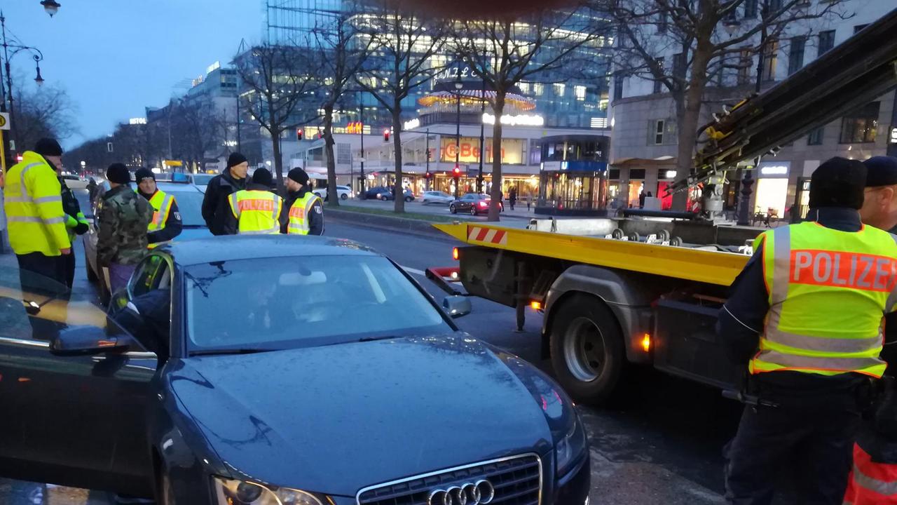 Einsatz gegen Raser und "Profilierer" in Berlin: Polizei lässt Auto abschleppen