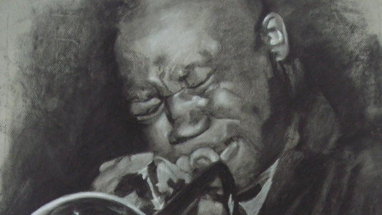 Die schwarz-weiße Zeichnung zeigt die Porträtansicht eines Mannes, der mit geschlossenen Augen und angespannten Gesichtszügen eine Trompete bläst.