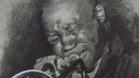 Die schwarz-weiße Zeichnung zeigt die Porträtansicht eines Mannes, der mit geschlossenen Augen und angespannten Gesichtszügen eine Trompete bläst.
