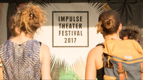 Besucher vor dem Logo des Impulse Theater Festivals 2017, aufgenommen am 22.6.2017