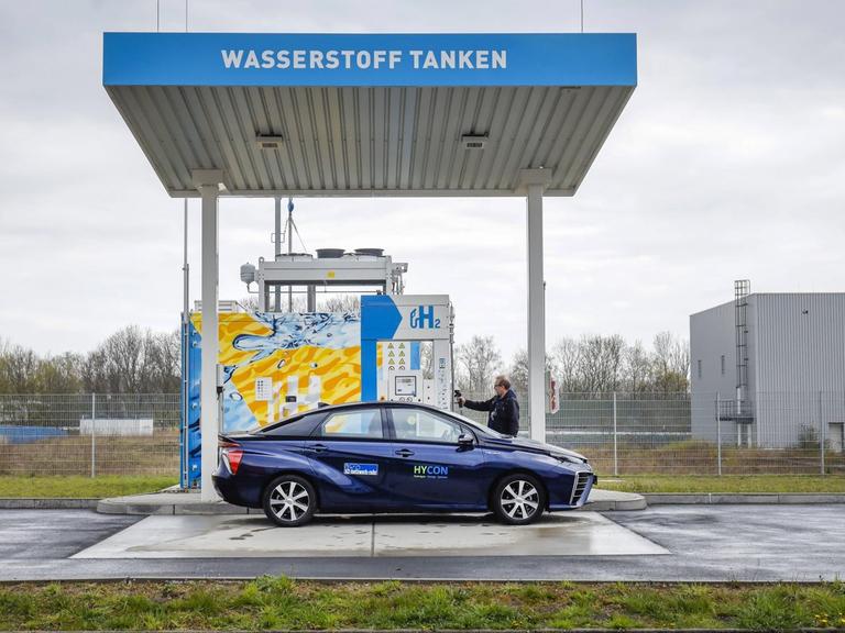 Wasserstoffauto tankt Wasserstoff an einer H2 Wasserstofftankstelle in Herten