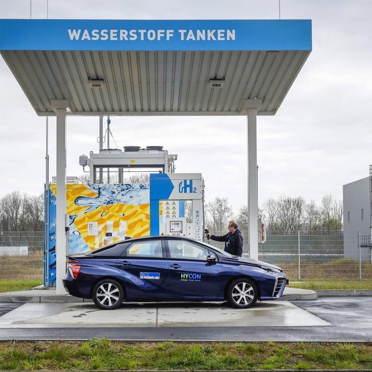 Wasserstoffauto tankt Wasserstoff an einer H2 Wasserstofftankstelle in Herten