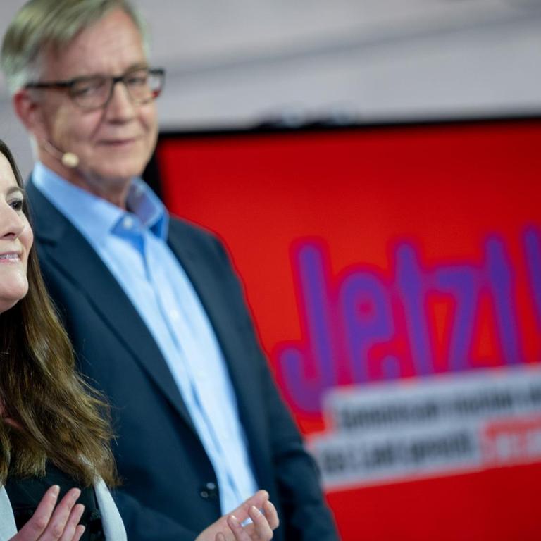 Janine Wissler (l), Parteivorsitzende der Partei Die Linke, und Dietmar Bartsch, Fraktionsvorsitzender der Partei, am 10. Mai 2021 