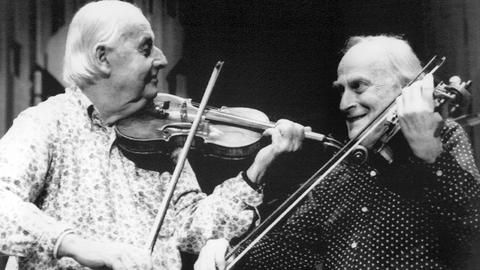 Jazzgeiger Stephan Grappelli (l) und Sir Yehudi Menuhin am 26.01.1988 im Barbican Centre in London während einer Probe. Am Abend findet ein Konzert zu Ehren von Grappellis 80. Geburtstag statt. +++(c) dpa - Report+++ |