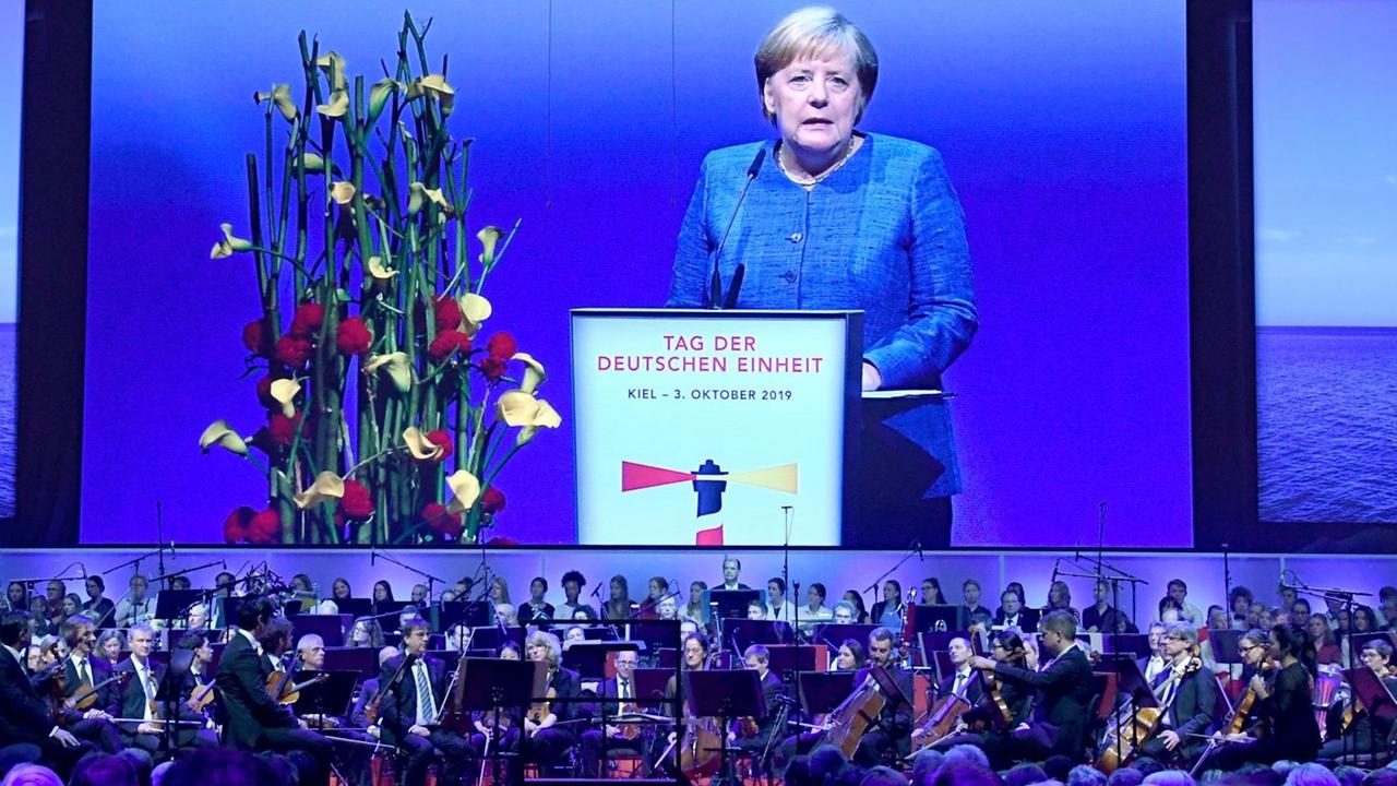 0Bundeskanzlerin Angela Merkel (CDU) spricht auf dem Festakt zum Tag der Deutschen Einheit. Schleswig-Holstein, als Land mit dem aktuellen Bundesratsvorsitz, richtet in diesem Jahr die zentrale Feier zum 3. Oktober aus.