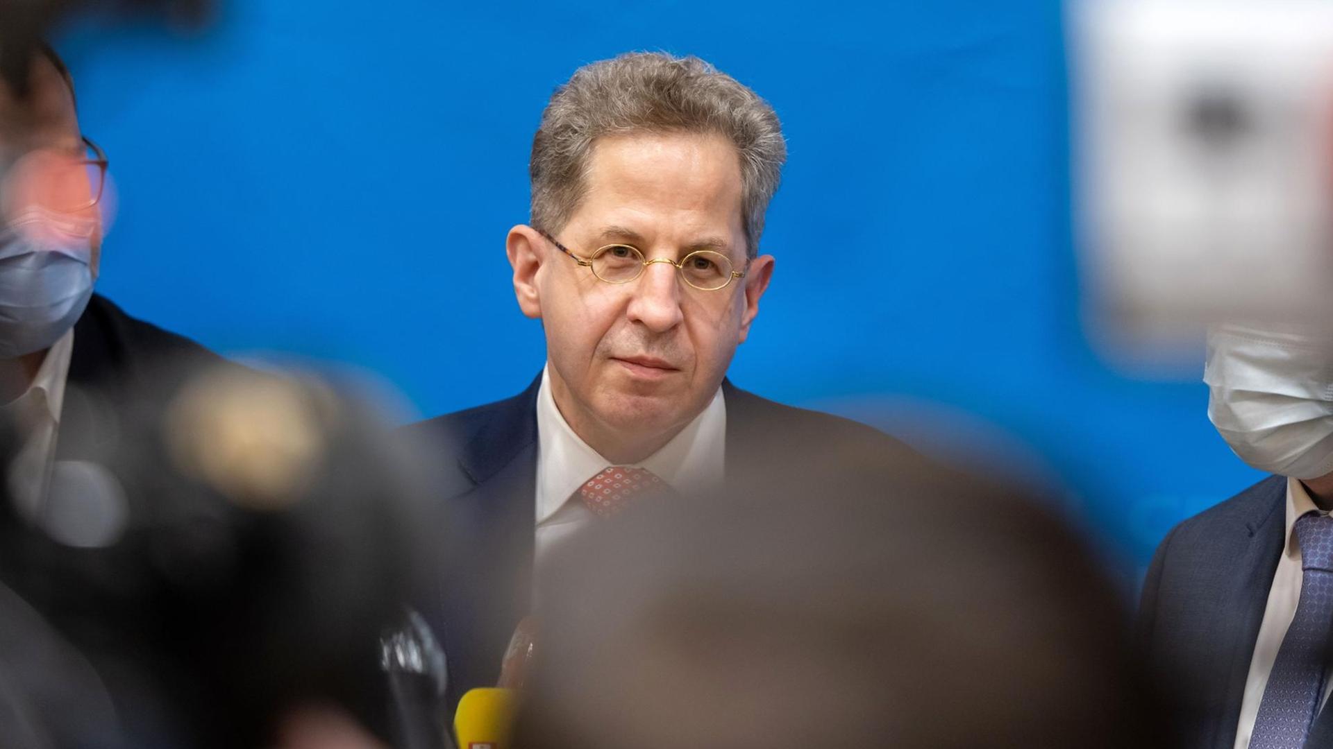 Der CDU-Politiker Hans-Georg Maaßen steht vor Journalisten.