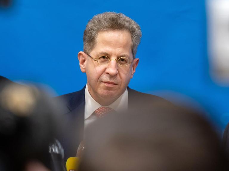 Hans-Georg Maaßen (M, CDU) gewinnt in der Wahlkreisvertreterversammlung der CDU-Kreisverbände in Südthüringen die Abstimmung und gibt anschließend ein Interview. Bei der Versammlung entschieden die Delegierten der vier Südthüringer CDU-Kreisverbände Suhl, Schmalkalden-Meiningen, Sonneberg und Hildburghausen entscheiden über die Kandidatur des Ex-Verfassungsschutzpräsidenten für die Bundestagswahl. Neben Maaßen hatten noch zwei weitere Bewerber ihre Bereitschaft zur Kandidatur erklärt.