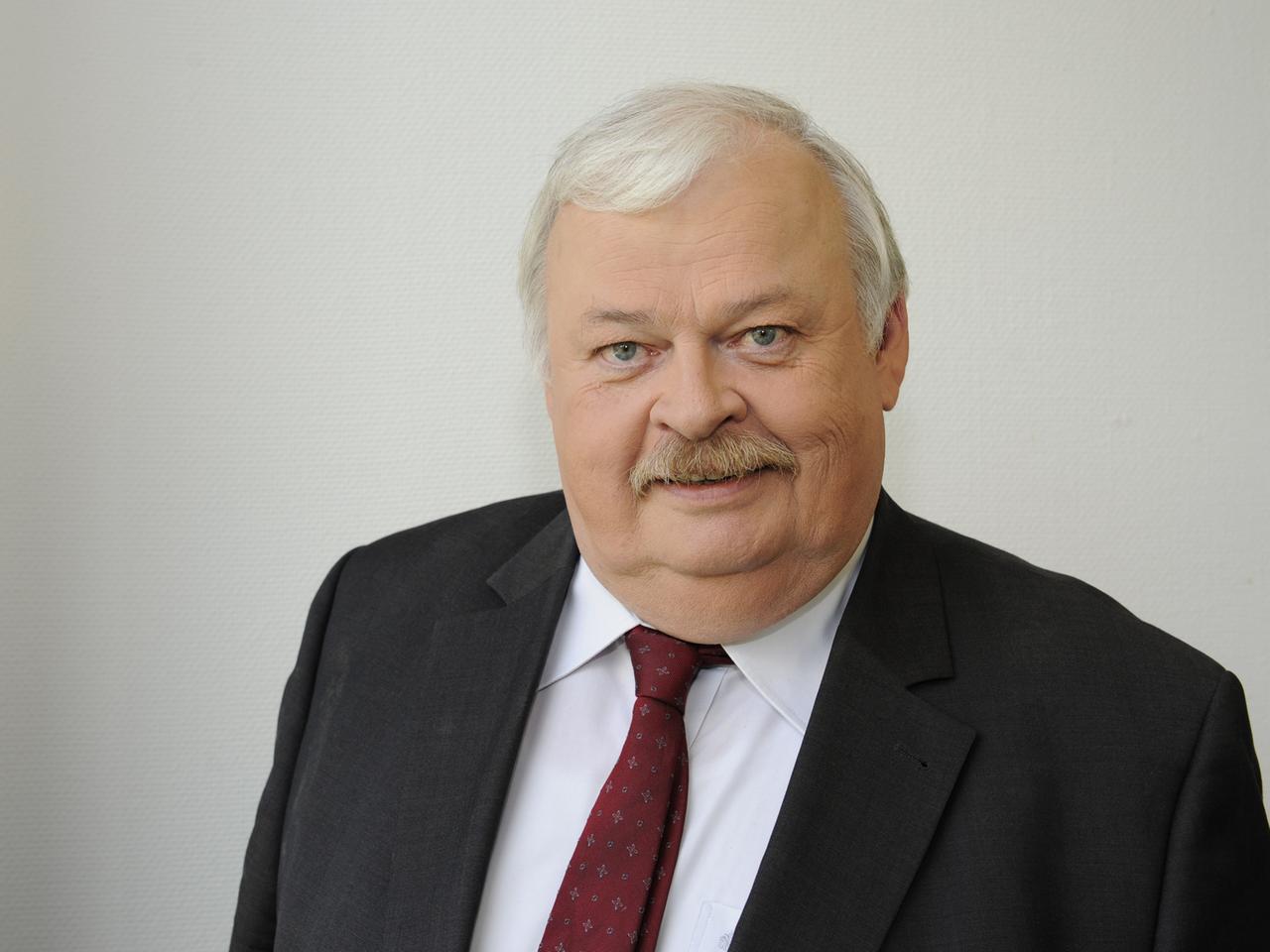 Der SPD-Politiker Guntram Schneider, Minister für Arbeit, Integration und Soziales in der Landesregierung von Nordrhein-Westfalen, aufgenommen am 02.06.2013 in Köln.