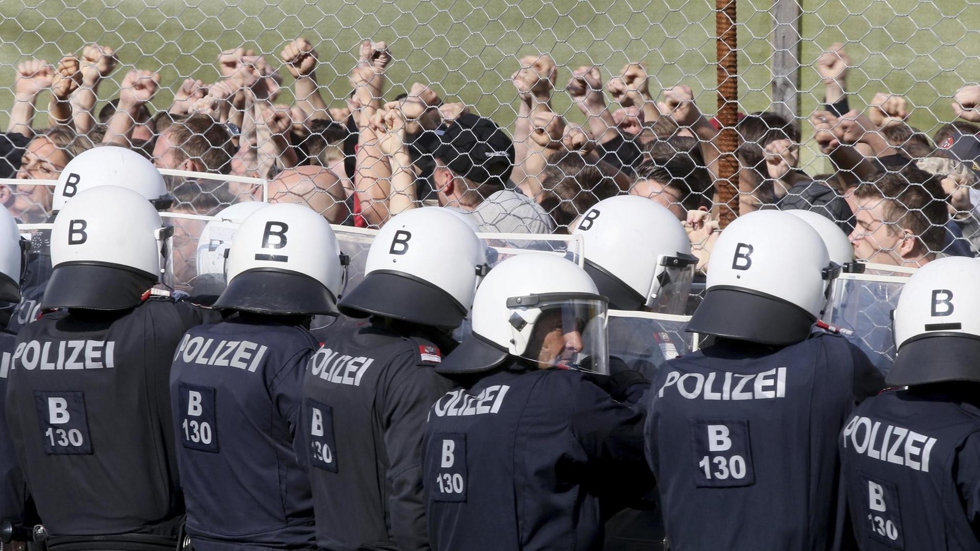 Das Bild zeigt eine Grenzschutz-Übung in Spielfeld in Österreich: Polizisten stehen Flüchtlings-Darstellern an der Grenze zu Slowenien gegenüber.