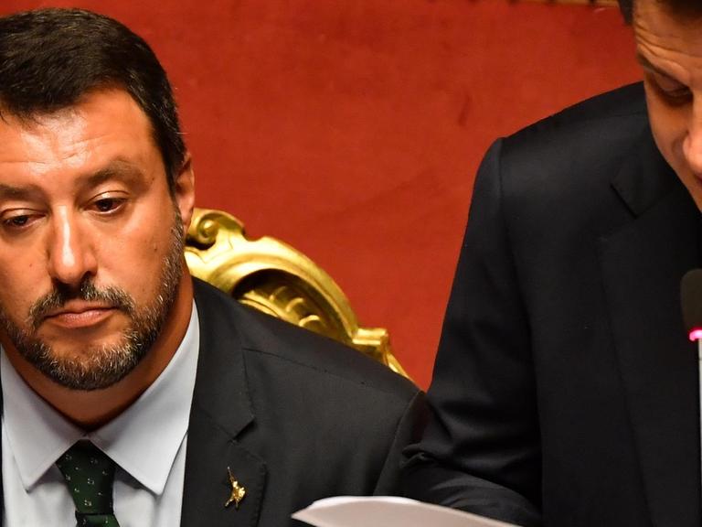 Italiens Ministerpräsident Giuseppe Conte (r.) bei einer Rede im Senat, neben ihm Innenminister Salvini