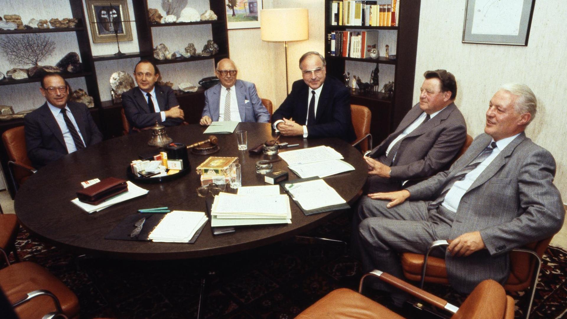 An einem Verhandlungstisch sitzen Friedrich Zimmermann, Hans-Dietrisch Genscher, Wolfgang Mischnik, Helmut Kohl, Franz-Josef Strauss und Gerhard Stoltenberg (von links).