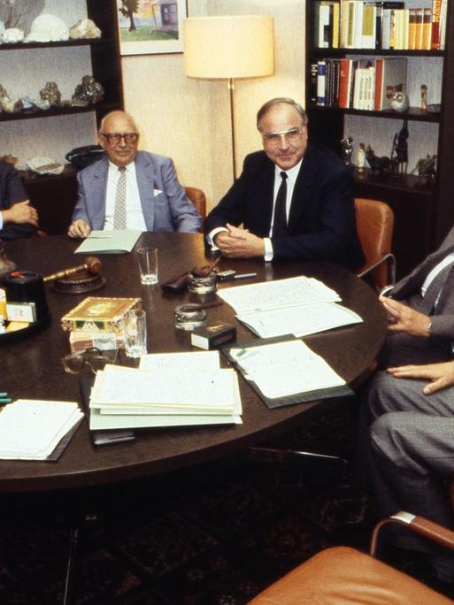 An einem Verhandlungstisch sitzen Friedrich Zimmermann, Hans-Dietrisch Genscher, Wolfgang Mischnik, Helmut Kohl, Franz-Josef Strauss und Gerhard Stoltenberg (von links).
