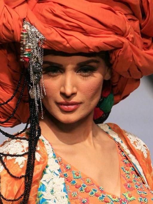 Model mit Turban auf der Pakistan Fashion Design Council in Lahore.