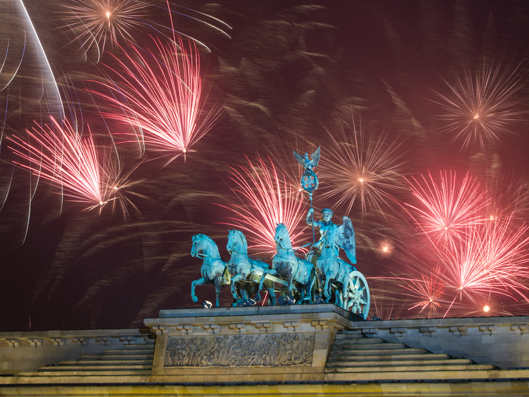 Silvesterfeuerwerk am Brandenburger Tor in Berlin; hier eine Aufnahme vom 1. Januar 2015