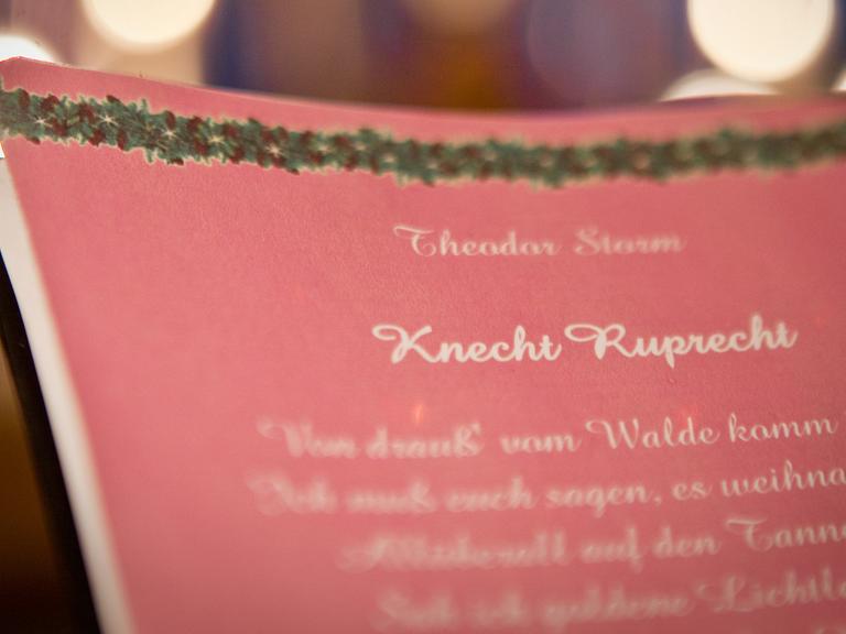Theodor Storms Weihnachtsgedicht "Knecht Ruprecht" mit der berühmten Zeile: "Von drauß' vom Walde komm ich her...." auf rotem Papier.