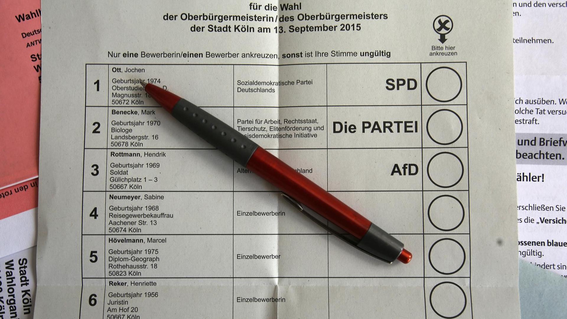 Ein Exemplar des Stimmzettels zur Oberbürgermeisterwahl in Köln am 13.09.2015.